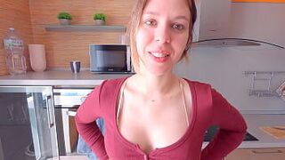 Мачеха иногда позволяет себе расслабиться с пасынком - порно видео