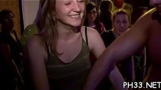 Молодые девушки жестко трахнулись после танца и выпили много спермы - порно видео