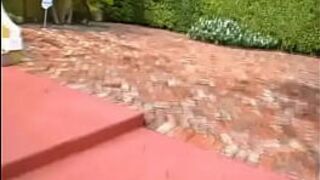 Милфа-эксгибиционистка - порно видео