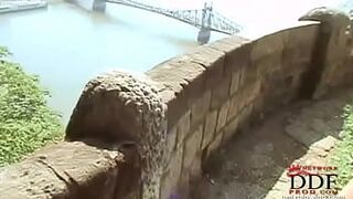Эта крошка не перестанет сосать, пока не кончит - порно видео
