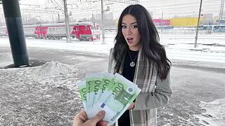 Публичный агент - красотка трахается в поезде за деньги - порно видео