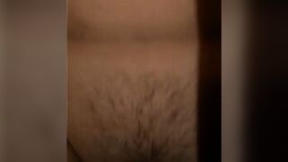 кончает в ее киску - порно видео