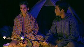 - Симпатичный паренек трахает своего старшего сводного брата на Хэллоуин - порно видео